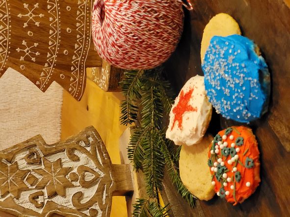 A table with some cookies and christmas decorations